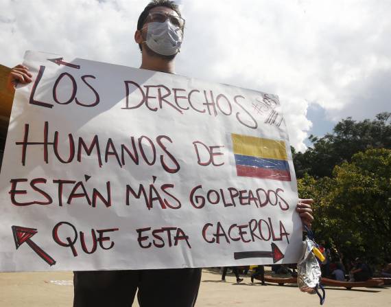 Un manifestante participa de una jornada de protestas hoy en el Parque de los Deseos en Medellín (Colombia).