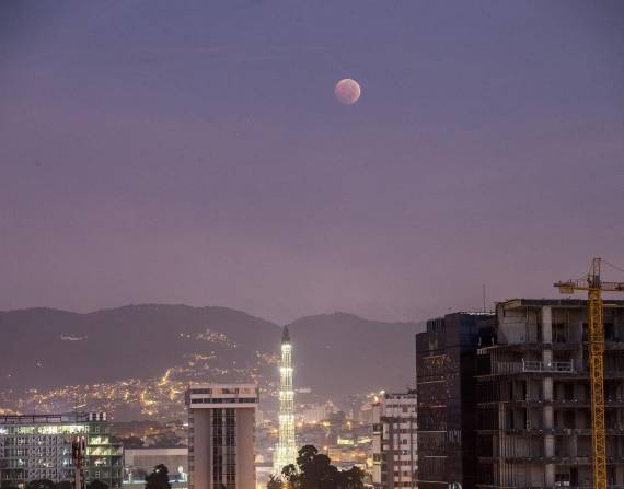 La luna durante un eclipse de ayer desde Ciudad de Guatemala (Guatemala).
