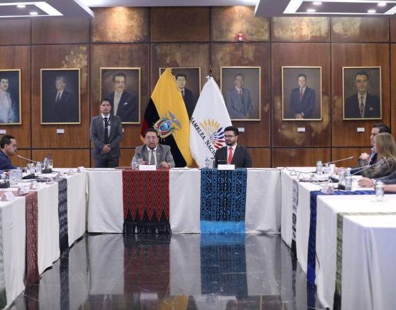 El Secretario Jurídico de la Presidencia acudió a la Asamblea a recibir la propuesta.