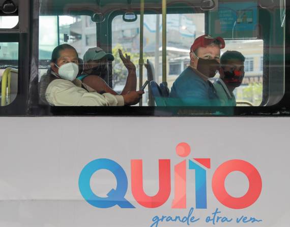 Ciudadanos ecuatorianos usan tapabocas mientras se movilizan en transporte publico, en Quito (Ecuador).