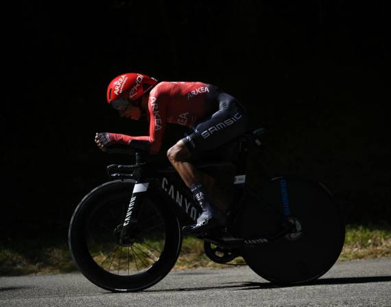 El colombiano Nairo Quintana compite durante la 20ma etapa del Tour de Francia, entre Lacapelle-Marival y Rocamadour, el 23 de julio de 2022. (AP Foto/Daniel Cole)