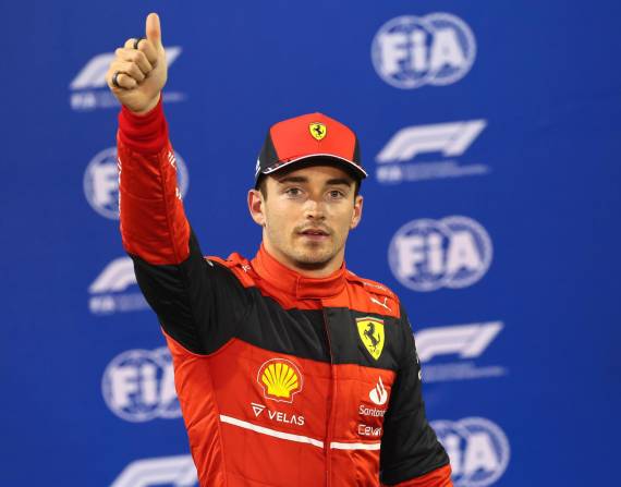 El piloto de Ferrari, Charles Lecrerc, festeja su primera 'pole' de la temporada