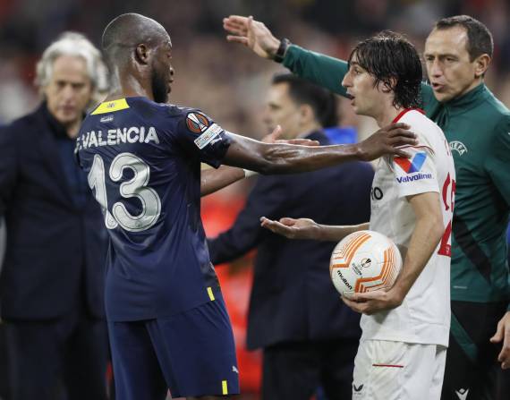 SEVILLA, 09/03/2023.- Los jugadores del Sevilla y del Fenerbahçe discuten durante el partido de ida de octavos de final de la Liga Europa entre ambos equipos este jueves en el estadio Sánchez Pizjuán, en Sevilla. EFE/José Manuel Vidal
