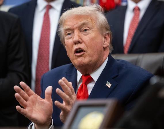 La polémica en torno al caso Epstein escaló cuando internautas denunciaron la eliminación de contenido y fotografías relacionadas con Trump del portal del Departamento de Justicia de EE. UU.