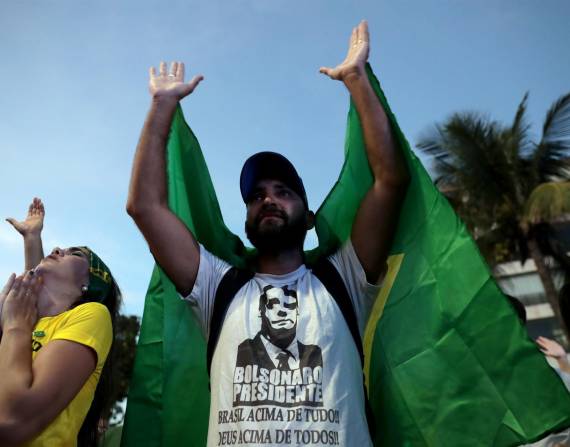 Simpatizantes del presidente de Brasil y candidato a la reelección, Jair Bolsonaro, se reúnen en una calle mientras esperan la publicación de los resultados de la segunda ronda de las elecciones presidenciales hoy, en Río de Janeiro.