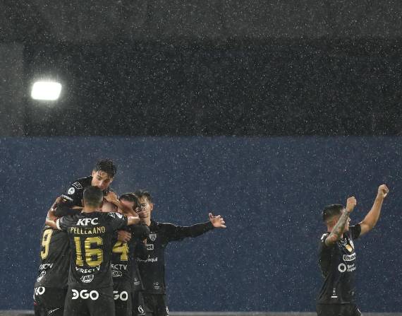 Jugadores de Independiente del Valle celebran un gol de Mateo Carabajal, el 21 de febrero de 2023, en el partido de ida de la Recopa Sudamericana entre Independiente de Valle (IDV) y Flamengo en Quito (Ecuador). EFE/José Jácome