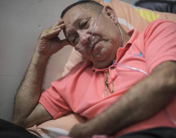 Víctor Escobar se sienta en su casa después de una entrevista en Cali, Colombia, el jueves 6 de enero de 2022.