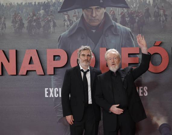 El director británico Ridley Scott y el actor estadounidense Joaquin Phoenix a su llegada a la presentación de la película 'Napoleón' en el Museo del Prado de Madrid.