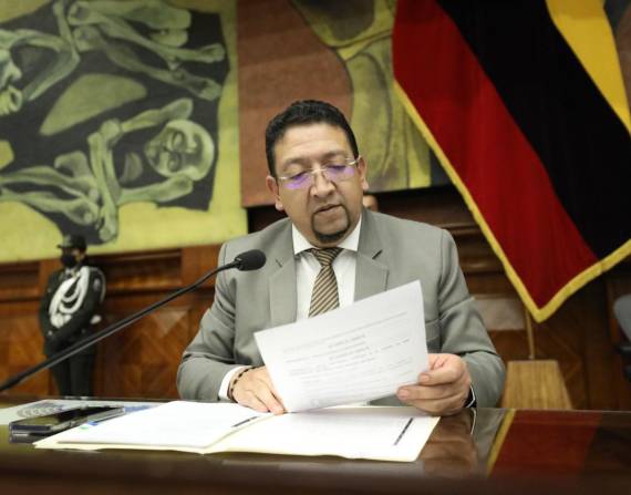 El presidente de la Asamblea Nacional, Virgilio Saquicela, dispone la constatación del cuórum para instalar el Pleno Legislativo 779. Foto: Asamblea Nacional.