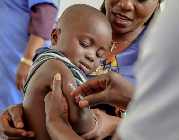 Vacunación de un niño contra el sarampión en República Democrática del Congo.