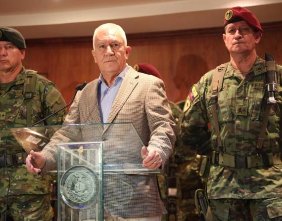 El ministro Luis Lara dio declaraciones acompañado de la cúpula militar.