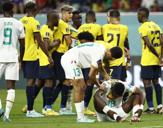 GR2105. DOHA (CATAR), 29/11/2022.- Ismaila Sarr de Senegal (abajo) se lamenta hoy, en un partido de la fase de grupos del Mundial de Fútbol Qatar 2022 entre Ecuador y Senegal en el estadio Internacional Jalifa en Doha (Catar). EFE/ Rodrigo Jiménez