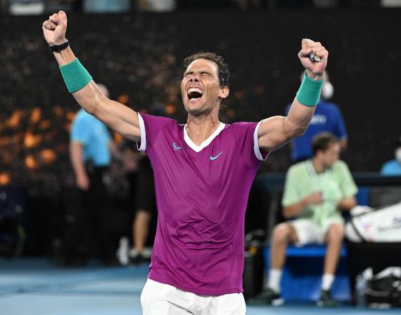 El tenista español Rafael Nadal celebra su victoria en la final individual masculina del Abierto de Australia de tenis.