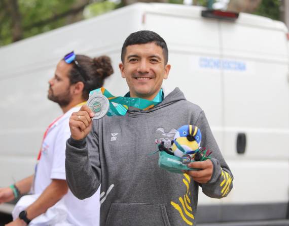 Richard Carapaz, atleta ecuatoriano con su medalla.