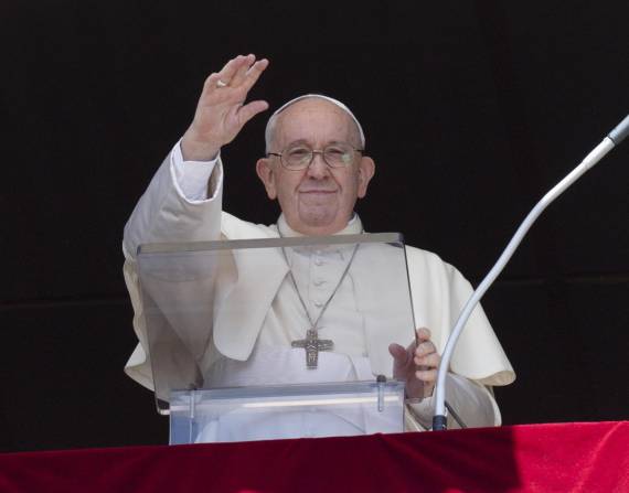 El papa Francisco dirigiendo la oración del Ángelus desde la ventana de su oficina con vista a la Plaza de San Pedro en la Ciudad del Vaticano.