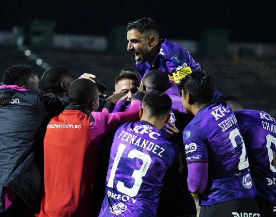 Los jugadores de Independiente del Valle festejan efusivamente el gol de Mateo Carabajal, que abrió el marcador en la final de la Copa Ecuador.