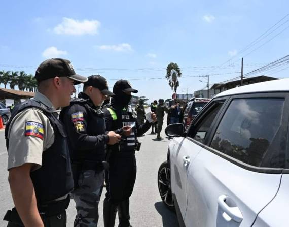 Policías revisan los documentos de un conductor, en el cantón Santo Domingo.