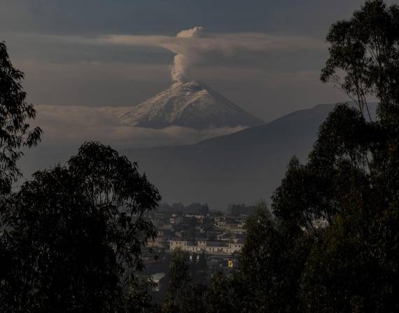 El volcán Cotopaxi con una fumarola de vapor de agua, desde Quito, la capital de Ecuador.