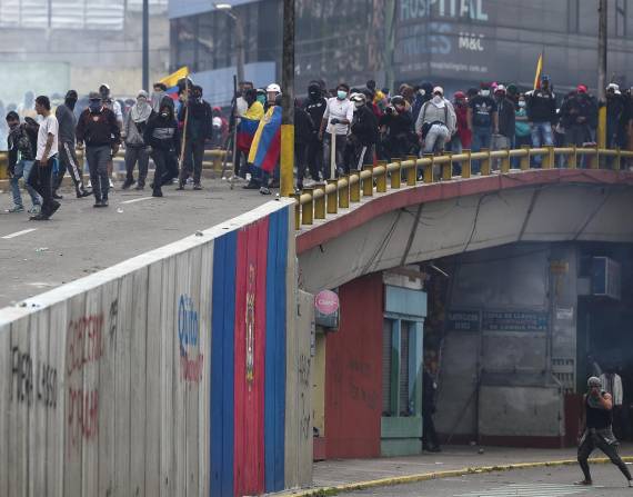 Manifestantes sobre el Puente de El Guambra en el centro norte de Quito.