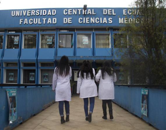 Ecuador tiene un exceso de médicos generales: inquietud latente al final de 2025