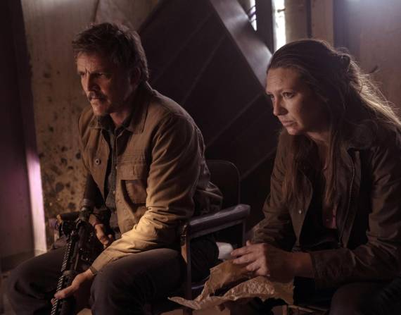 Fotograma cedido por HBO donde aparece el actor Pedro Pascal como Joel Miller y la actriz Anna Torv como Theresa Servopoulos, durante una escena de la serie de HBO Max The Last of Us. EFE/Liane Hentscher/HBO