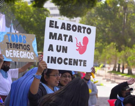 Grupos a favor y en contra de la interrupción del embarazo en casos de violación protestaron afuera de la Asamblea.