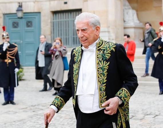 Mario Vargas Llosa después de su ceremonia de admisión en la Academia Francesa en París este jueves 9 de febrero