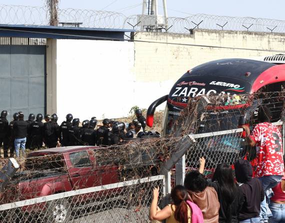 Imagen del 3 de noviembre. Un bus traslada a presos desde la Penitenciaría del Litoral a otras cárceles del país.