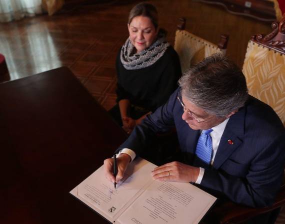 Lasso firmará decreto para ampliar beneficiarios del bono para menores de edad huérfanos por casos de femicidio