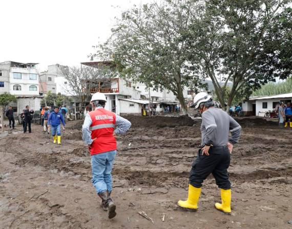 Más de 200 funcionarios intervinieron en las labores de limpieza, en Guayllabamba.