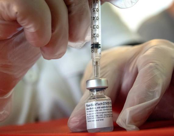 CORAL GABLES, EE.UU.- Una profesional de la salud prepara una dosis de la vacuna contra la covid-19 de Pfizer-BioNTech.