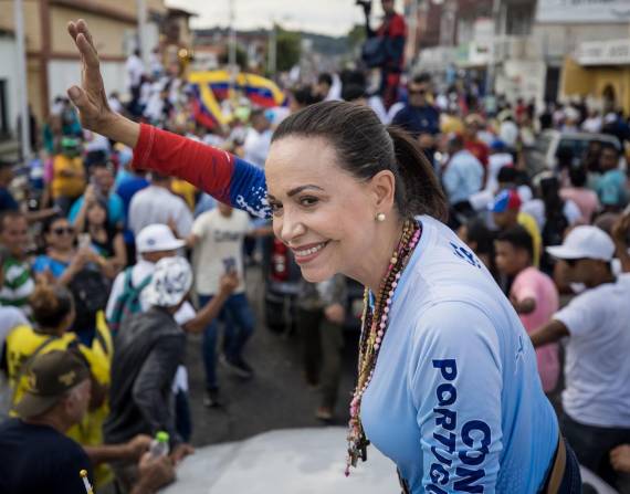 Fotografía de archivo del 17 de julio de 2024 que muestra a la líder opositora, María Corina Machado, en un acto de campaña el 17 de julio del 2024 en Guanare (Venezuela).