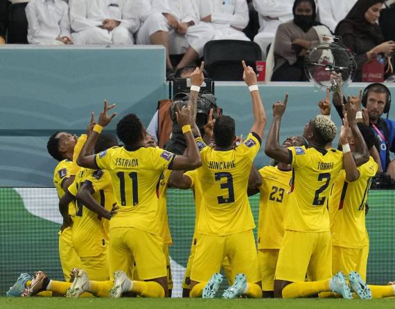 La selección ecuatoriana de fútbol, celebrando uno de los goles.