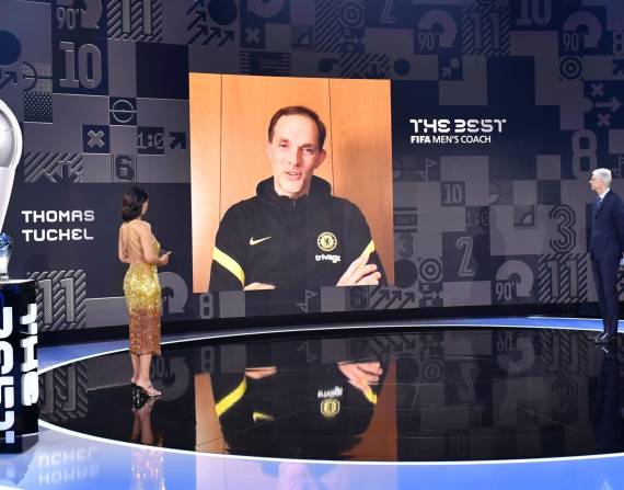 El técnico Thomas Tuchel habla con funcionarios de la FIFA durante la entrega de premios The Best.