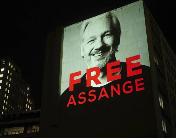 Una imagen de Julian Assange se ve proyectada en la calle Leake, en el centro de Londres, el domingo 10 de abril de 2022.
