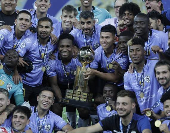 Jugadores de Independiente del Valle celebran el triunfo en la final de la Recopa Sudamericana en el estadio Maracaná en Río de Janeiro (Brasil). EFE/ Antonio Lacerda