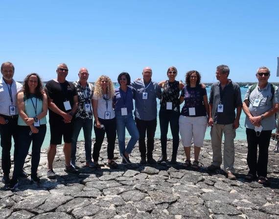 Varios de los participantes del simposio científico Galápagos-Israel posan para fotos desde la Isla Santa Cruz.