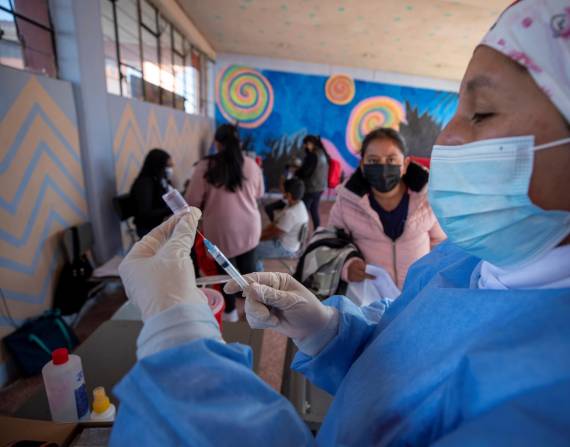 Una trabajadora de la salud prepara una dosis de la vacuna contra la covid-19 durante una jornada de vacunación a niños en un colegio de Quito (Ecuador).