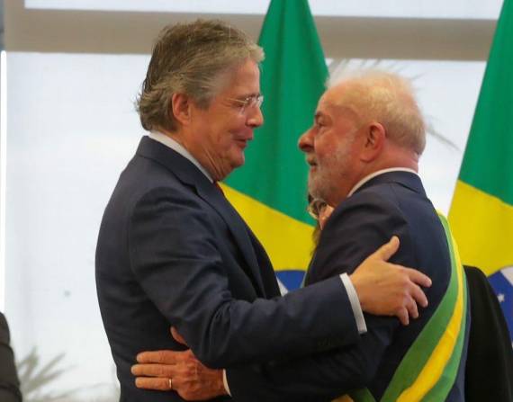 Guillermo Lasso y Lula se abrazan durante la ceremonia de investidura de hoy.