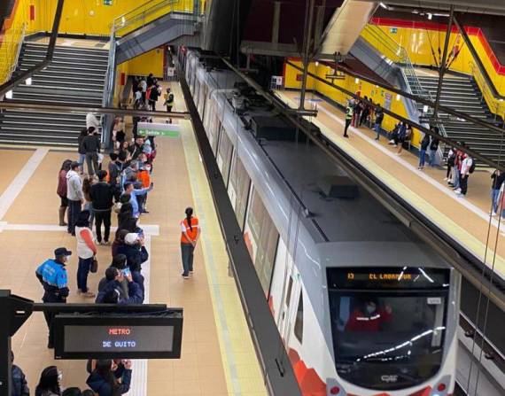 El Metro de Quito cuenta con 15 estaciones en diferentes puntos del sur, centro y norte de la capital.