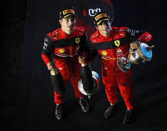 Carlos Sainz igualó su mejor puesto en la F1 y Leclerc logró su tercera victoria en la categoría reina.