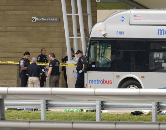 Unos agentes de la policía revisan la escena de un incidente afuera del Pentágono, en Washington, el martes 3 de agosto de 2021.