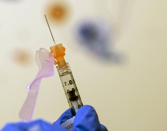 La enfermera Lydia Holly alista una dosis infantil de la vacuna contra el COVID-19, el 3 de noviembre de 2021, en el Hospital Infantil Nacional en Washington. (AP Foto/Carolyn Kaster, Archivo)