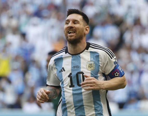GR2002. LUSAIL (CATAR), 22/11/2022.- Lionel Messi de Argentina reacciona hoy, en un partido de la fase de grupos del Mundial de Fútbol Qatar 2022 entre Argentina y Arabia Saudita en el estadio de Lusail (Catar). EFE/ Juan Ignacio Roncoroni