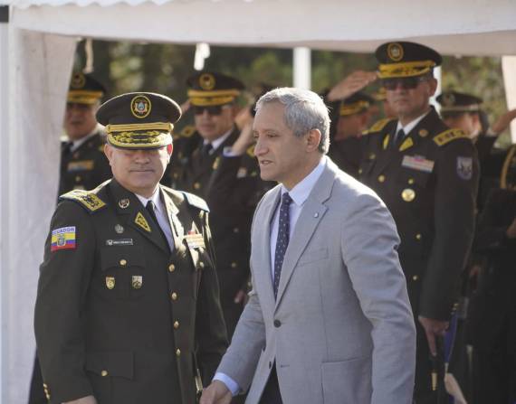 Imagen de mayo de 2022. El ministro del Interior, Patricio Carrillo (derecha), y el comandante general de la Policía Nacional, Fausto Salinas.
