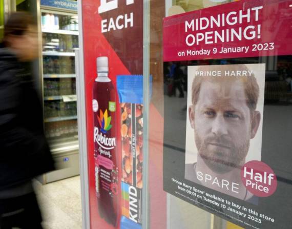 Un afiche anuncia la apertura a medianoche de una tienda par vender el libro de memorias del príncipe Guillermo “Spare” en Londres el 9 de enero de 2023. El libro ha generado encabezados incendiarios incluso antes de su publicación. (Foto AP/Kirsty Wigglesworth)