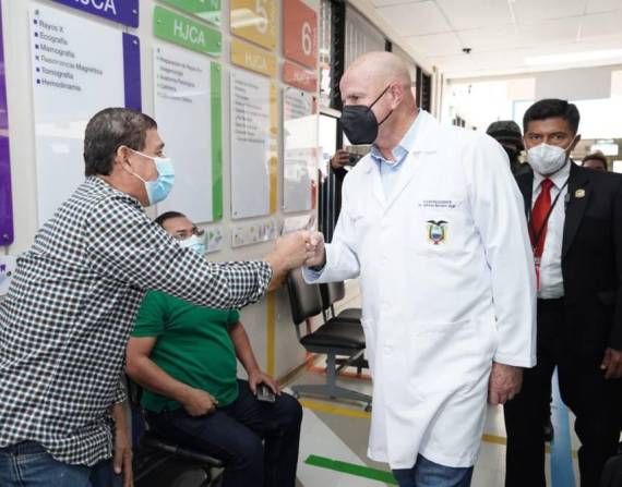 El dirigente político llegó de sorpresa a dos hospitales públicos en la ciudad de Guayaquil.