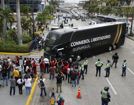 La prensa deportiva mostró su malestar con la organización de buses de Conmebol para la final.