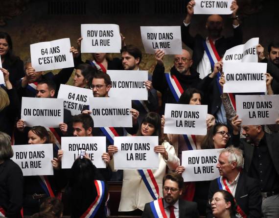 Parlamentarios de la coalición de izquierdas Nupes durante la moción de censura contra el Gobierno francés. EFE/EPA/TERESA SUAREZ