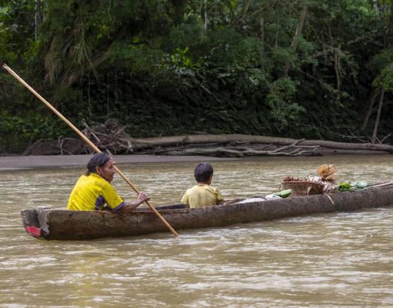 Dos personas viajan en canoa, el 27 de julio de 2022, en Sarayaku (Ecuador).